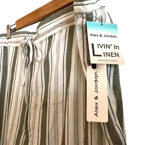 Alex & Jordan Livin in Linen Pants - Picture 3 of 3